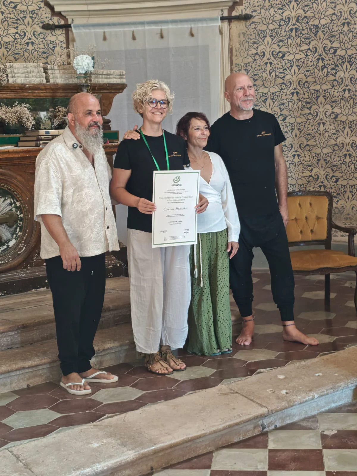 Cristina con l'attestato di alta formazione ricevuto da Elitropia